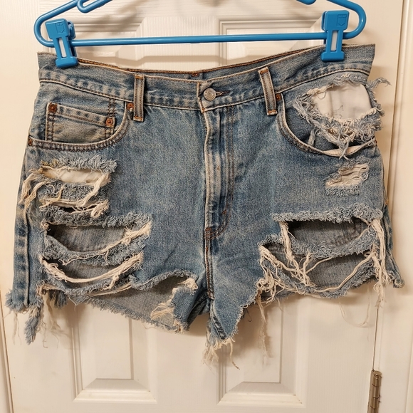 Levis destroyed Jean shorts - Picture 1 of 3